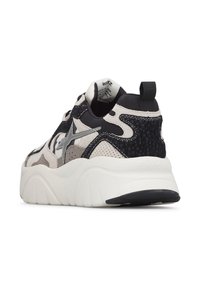 Sneaker robusto in nero, bianco e grigio con tomaia testurizzata, suola spessa, linguetta sul tallone e dettaglio del logo sul lato e sulla linguetta.