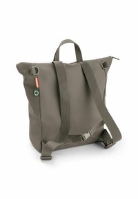 Neliönmuotoinen oliivinvihreä reppu, jossa on säädettävät hihnat, ylhäällä kantokahva, vetoketjukiinnitys ja ekologinen kierrätysetiketti sivussa.