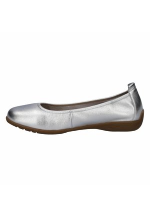 Bailarina metálica plateada con puntera redondeada, textura suave, borde elastizado y suela de goma marrón. Sin patrones visibles ni herrajes.