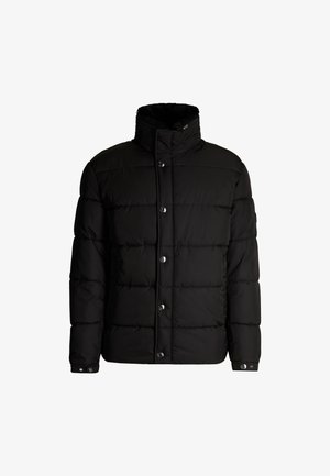 Giacca a vento nera con colletto alto, chiusura con bottoni a pressione e design trapuntato. Il materiale sembra morbido; presenta dettagli testurizzati sui polsini.