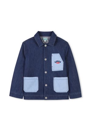 Giubbotto in denim scuro con tasche a pattina più chiare; chiusura frontale con bottoni, colletto e bold logo ricamato sul petto.