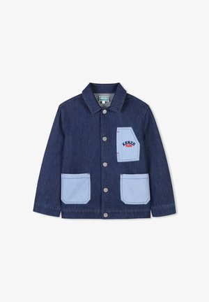 Veste en denim noir avec des poches appliquées plus claires ; fermeture à boutons à l'avant, col et logo brodé audacieux sur la poitrine.