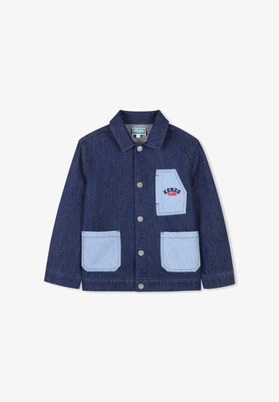 Veste en denim noir avec des poches appliquées plus claires ; fermeture à boutons à l'avant, col et logo brodé audacieux sur la poitrine.