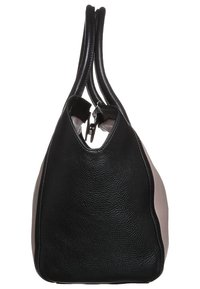 Czarna i beżowa torebka skórzana o miękkiej teksturze, zaokrąglonym kształcie, podwójnych uchwytach oraz zapięciu na zamek. Czysty design z kontrastującymi kolorami.