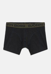 Sorte herreboksershorts med olivengrøn talje, der har "BJÖRN BORG" i sorte bogstaver, fladt på hvid baggrund.