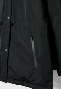 Čierna zateplená bunda s hladkou štruktúrou, vybavená predným zipsovým vreckom a patentkami, navrhnutá na teplo a ochranu.