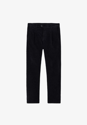 Pantalones de pana negra con superficie texturizada, con dos pinzas delanteras y cierre clásico con botón. Corte de pierna recta con bolsillos laterales.