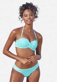 Bikini a righe blu e bianche con top bandeau attorcigliato, spalline regolabili e slip abbinati. Tessuto dalla texture liscia.