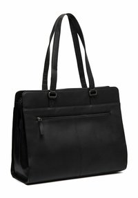 Zwarte leren tote bag met twee handvaten, een voorzak met rits, een platte basis en een gladde textuur. Kenmerkt zich door minimale stikdetails.