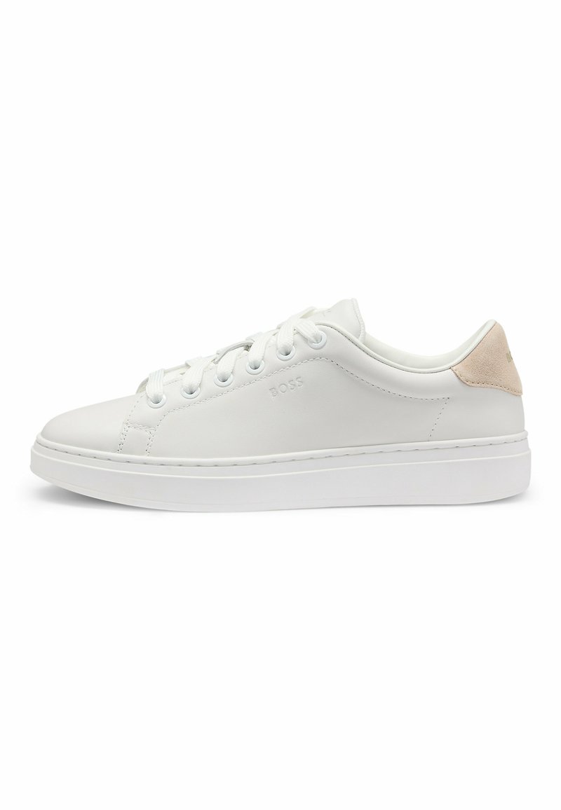 Hvide lædersneakers med en glat overflade, rund tå, snørebånd-design, diskret branding og en lys beige ruskindsdetalje på hælen.