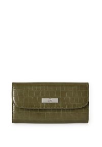 Monedero de cuero sintético color verde oliva con textura de cocodrilo, cierre de broche metálico y una sutil placa con el logotipo en la parte frontal.