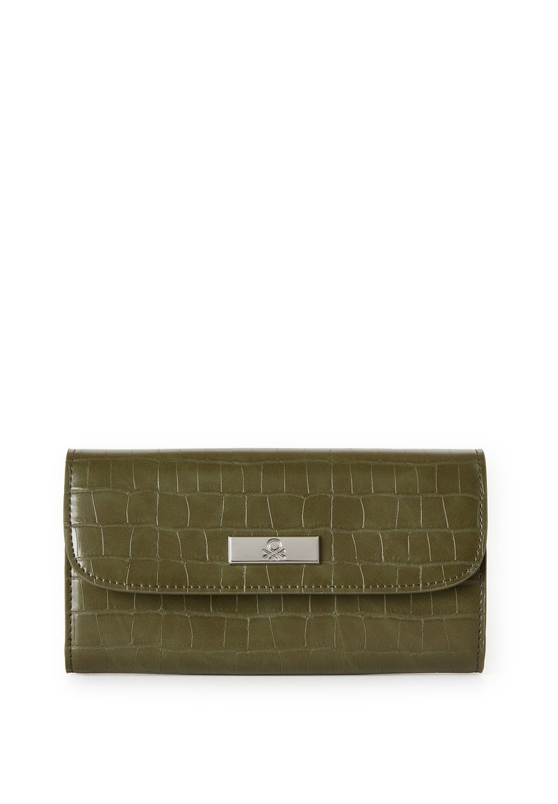 Monedero de cuero sintético color verde oliva con textura de cocodrilo, cierre de broche metálico y una sutil placa con el logotipo en la parte frontal.