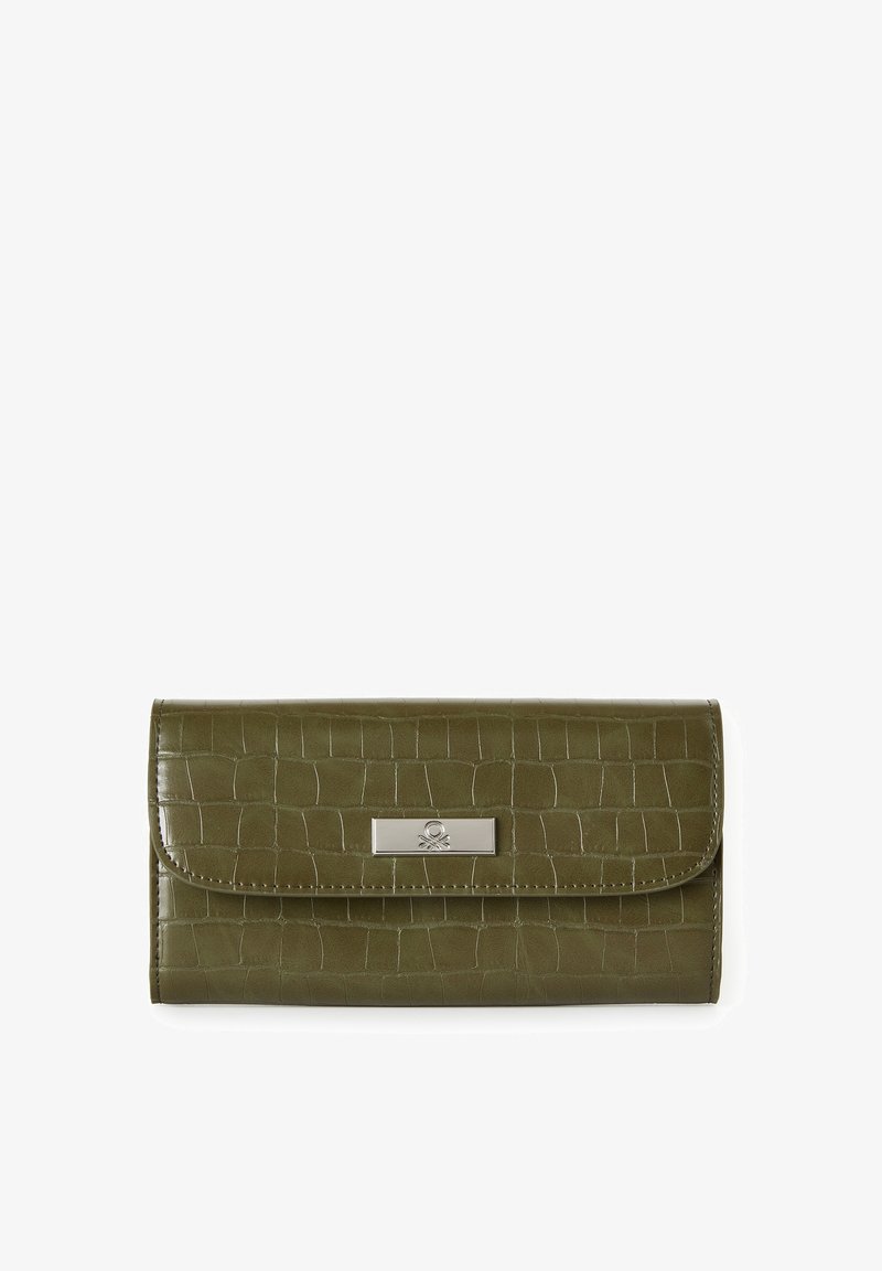 Monedero de cuero sintético color verde oliva con textura de cocodrilo, cierre de broche metálico y una sutil placa con el logotipo en la parte frontal.