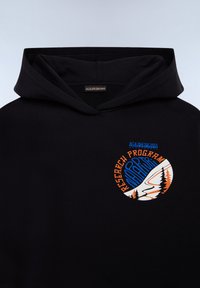 Zwarte hoodie met een ronde afbeelding waarop de tekst "Onderzoeksprogramma" staat en een kleurrijk berglandschap is afgebeeld. Gemaakt van katoen, met een zachte textuur.