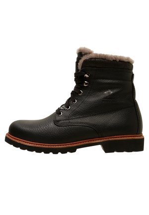 Zwarte leren veterlaars met een bruine zool en beige sherpa voering, robuust profiel en geperst logo aan de zijkant.