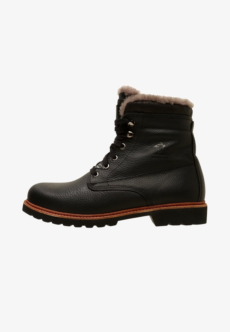 Botte à lacets en cuir noir avec semelle marron et doublure en shearling beige, semelle robuste, et logo embossé sur le côté.