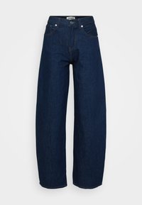 Jeans a gamba larga in denim blu scuro. Presentano una chiusura con bottone, cinque tasche e cuciture visibili. Texture liscia con una vestibilità rilassata.