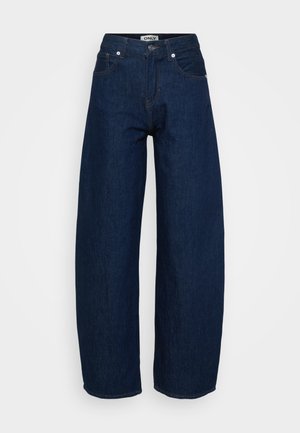 Vide benedykje i mørkeblå denim. Har knappestang, fem lommer og synlige sømmer. Jeansen har en glatt tekstur med en avslappet passform.