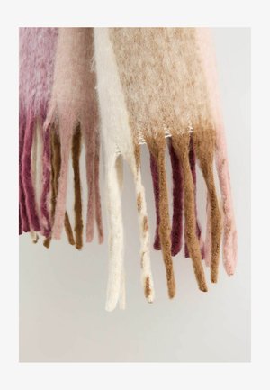 Ullscarf med fransar, som har en gradient av färger: mjuk rosa, vit, brun och djup burgund. Texturerad, med en varm känsla.
