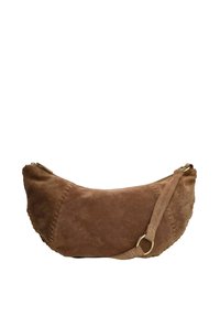 Borsa a mano in suede marrone con forma arrotondata, dettagli di cucitura lungo i lati e tracolla rimovibile. Presenta una chiusura con zip superiore.