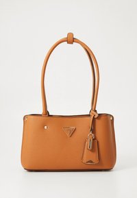 Borsa a mano in ecopelle marrone con doppi manici, logo triangolare e ciondolo frontale. Caratterizzata da finiture color oro e superficie testurizzata.