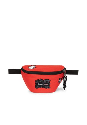 Sac banane rouge avec sangle noire réglable, fermeture éclair et écussons Disney et Eastpak en noir et blanc à l’avant et sur le dessus.