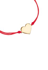 Złoty wisiorek w kształcie serca na czerwonym sznurku, z gładką, błyszczącą powierzchnią, związany węzłami na obu końcach. Prosty i lekki design.