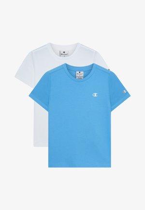To Champion t-shirts med korte ærmer og rund hals, den ene lyseblå forrest og den anden hvid bagved, begge med små logoer på brystet og ærmet.