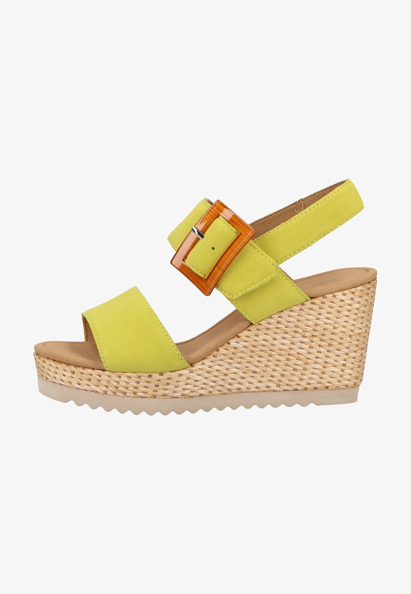 Sandale compensée avec un dessus en suede jaune vif, boucle orange réglable, compensée en paille tissée et semelle en caoutchouc texturé.