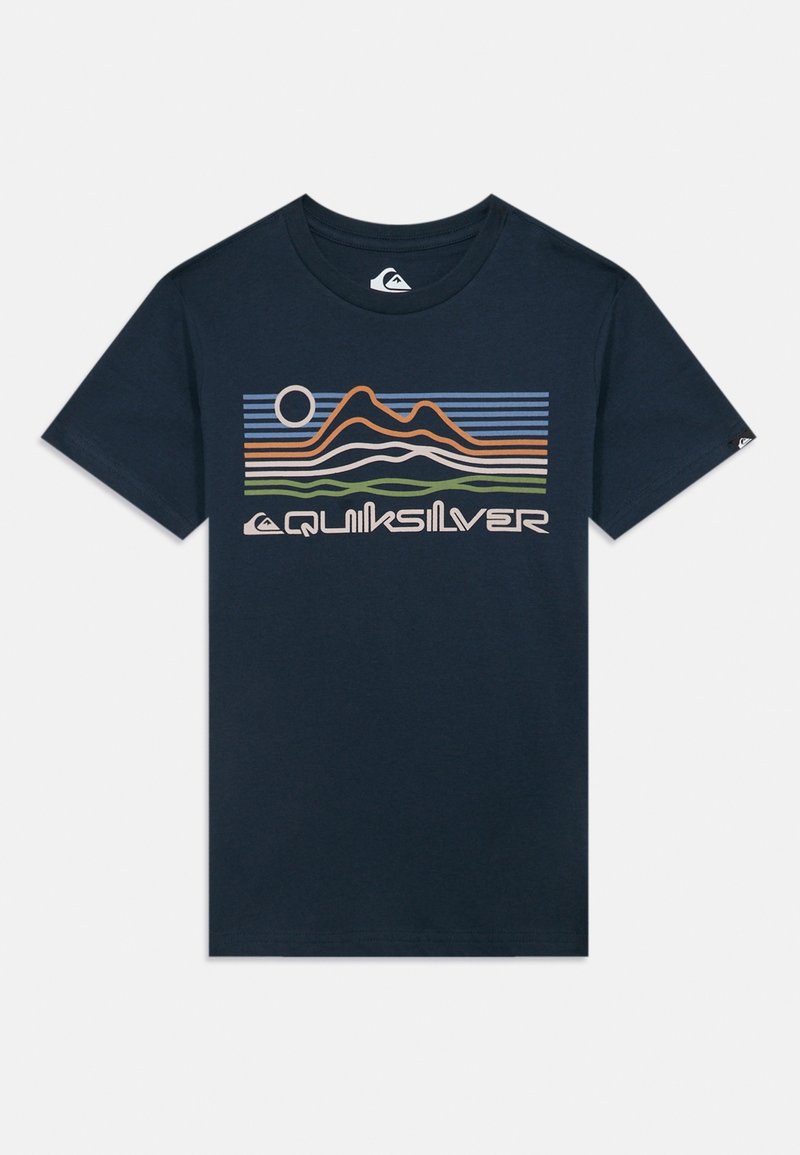 Tumši zila kokvilnas t-krekls ar grafisko dizainu, kurā attēloti kalni, saule un svītras oranžā, zaļā un baltā krāsā. Apakšā ir Quiksilver logo.