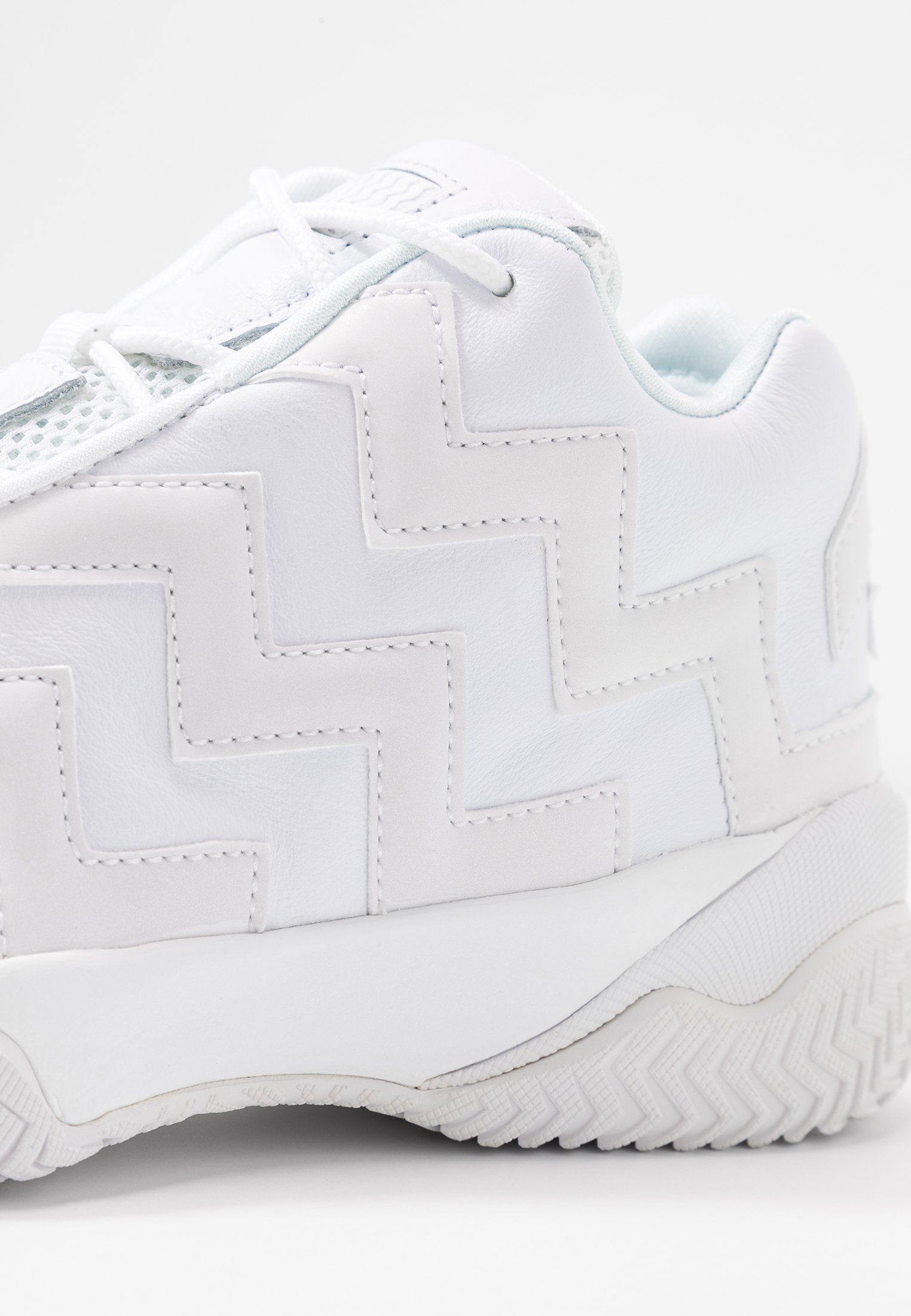 converse voltage blanche