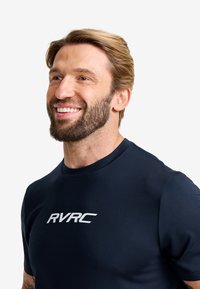 Marinblå träningst-shirt med korta ärmar, med vit text "RVRC" på framsidan. Slät tygkvalitet och klassisk rundhalsad design.