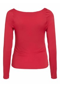 Czerwona bluzka z długim rękawem o szerokim dekolcie, wykonana z gładkiego materiału, charakteryzująca się dopasowanym krojem i subtelnym marszczeniem w talii.