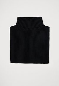 Melnas ribotu adījumu turtlenecks tipa kakla apvalks ar salocītu apkakli, izklāts uz baltas fona.