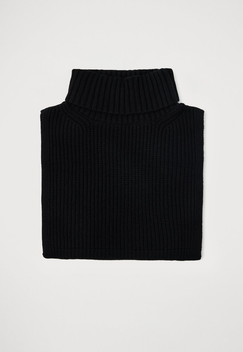 Melnas ribotu adījumu turtlenecks tipa kakla apvalks ar salocītu apkakli, izklāts uz baltas fona.