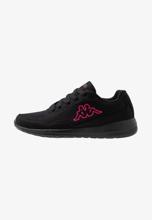 Zwarte sportieve sneaker met mesh- en suède-texturen, roze logo aan de zijkant, zwarte veters en een dikke zwarte zool.