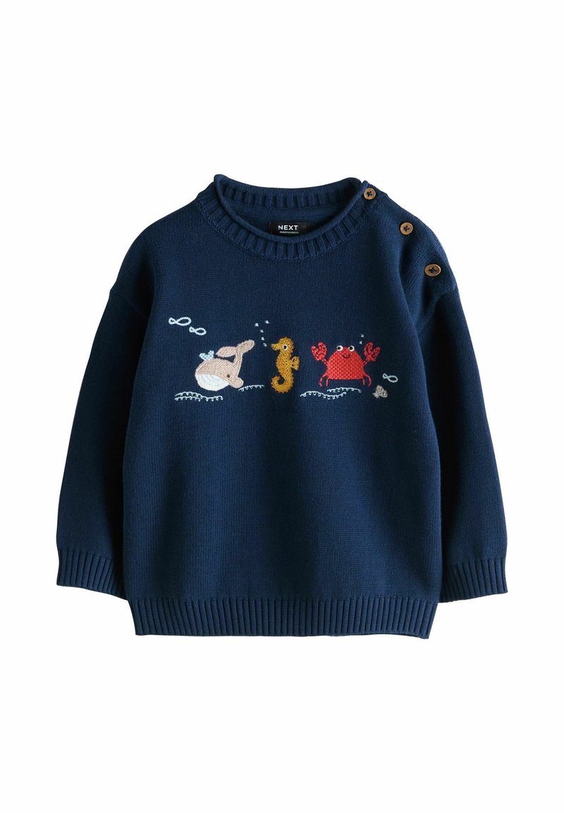 Pull bleu marine pour tout-petits avec des motifs d'animaux marins : phoque, hippocampe jaune et crabe rouge sur la poitrine, avec des boutons marron à l'épaule.