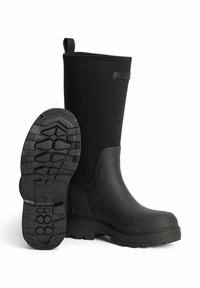 Mustat vedenpitävät kumisaappaat, joissa on teksturoitu ulkopohja, pyöristetty kärki ja vahvistettu kantapää. Saappaissa on musta logotunnus vartta pitkin.