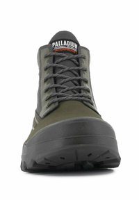 Botas de tobillo impermeables en verde oliva que cuentan con una suela de goma texturizada, puntera reforzada y cordones grises con un collar acolchado.