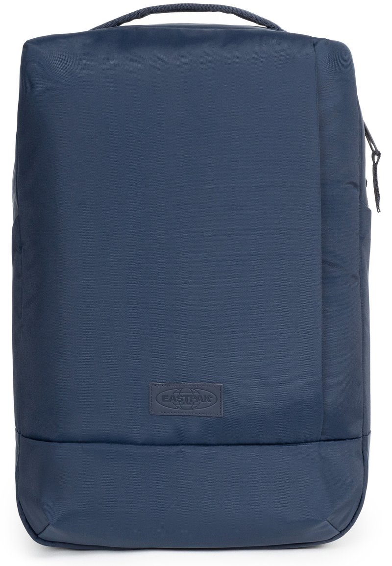 Zaino blu navy realizzato in tessuto resistente caratterizzato da una forma rettangolare, manico superiore, zip e un logo del marchio ben visibile nella parte anteriore.