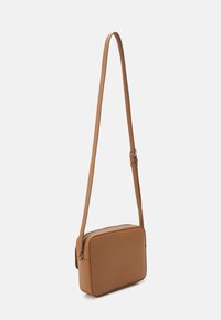 Calvin Klein RE-LOCK CAMERA BAG FLAP - Umhängetasche - lion