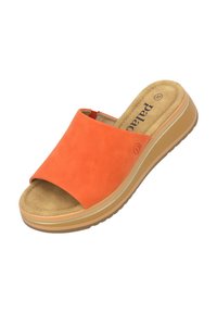 Des sandales à enfiler en daim orange avec une large lanière à l'avant et une semelle intérieure beige confortable. Elles possèdent une semelle épaisse et texturée pour une bonne adhérence.