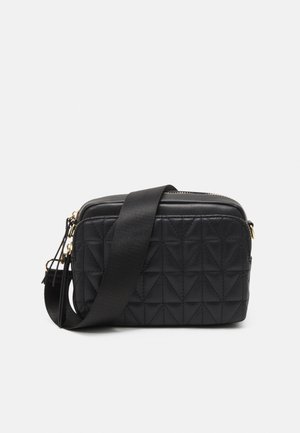 Sort quiltet crossbody-taske med rektangulær form, tekstureret trekantet mønster, guldfarvet hardware og en stofrem. Lynlåslukning på toppen.
