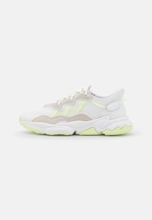 Trainers - white