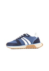 Blå och marinblå sportskor med vita ränder, av mocka och syntetmaterial, tjock gummisula med hexagonal mönstring, snörningsdesign.
