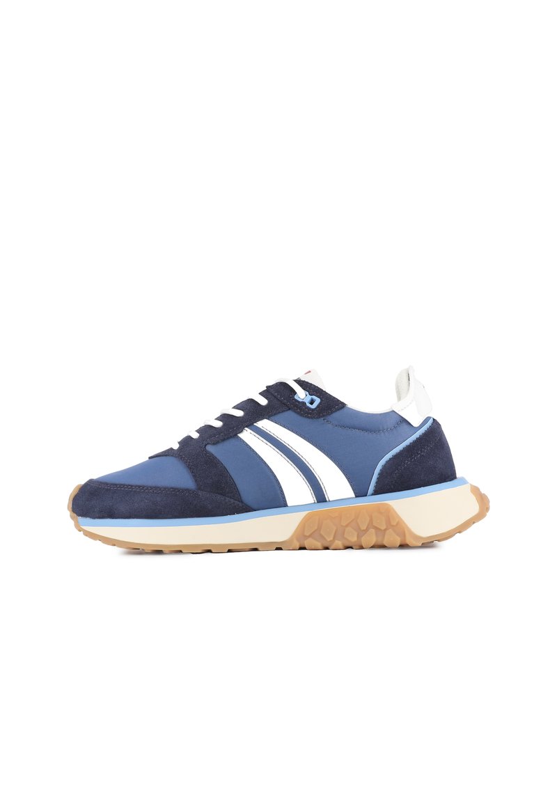 Blå och marinblå sportskor med vita ränder, av mocka och syntetmaterial, tjock gummisula med hexagonal mönstring, snörningsdesign.