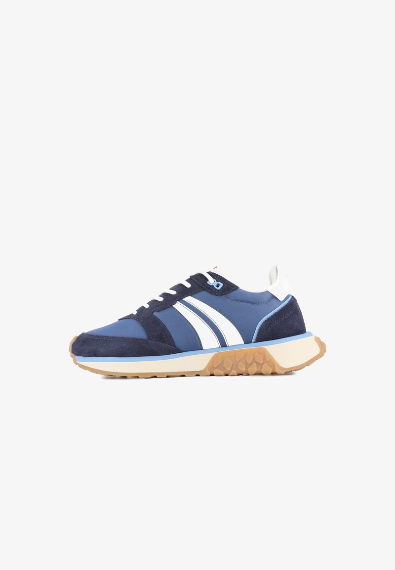 Blå och marinblå sportskor med vita ränder, av mocka och syntetmaterial, tjock gummisula med hexagonal mönstring, snörningsdesign.