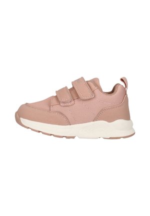 Roze peutersneaker met een bovenwerk van mesh en suède, twee verstelbare klittenbandsluitingen en een witte rubberen zool met structuur.