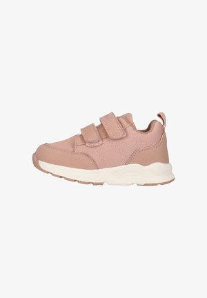 Roze peutersneaker met een bovenwerk van mesh en suède, twee verstelbare klittenbandsluitingen en een witte rubberen zool met structuur.