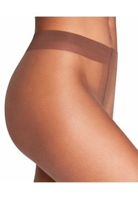 Mutande trasparenti marroni con una trama liscia e una cintura larga e morbida. Il design presenta un taglio minimalista che mette in risalto la forma del corpo.